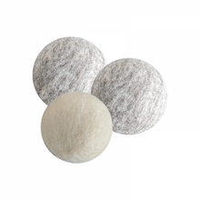 Load image into Gallery viewer, Balles de séchage réutilisables de laine fait à la main au Canada